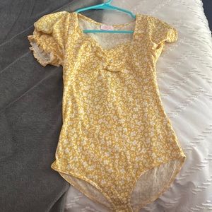 super cute yellow daisy body suit. Never worn before!!